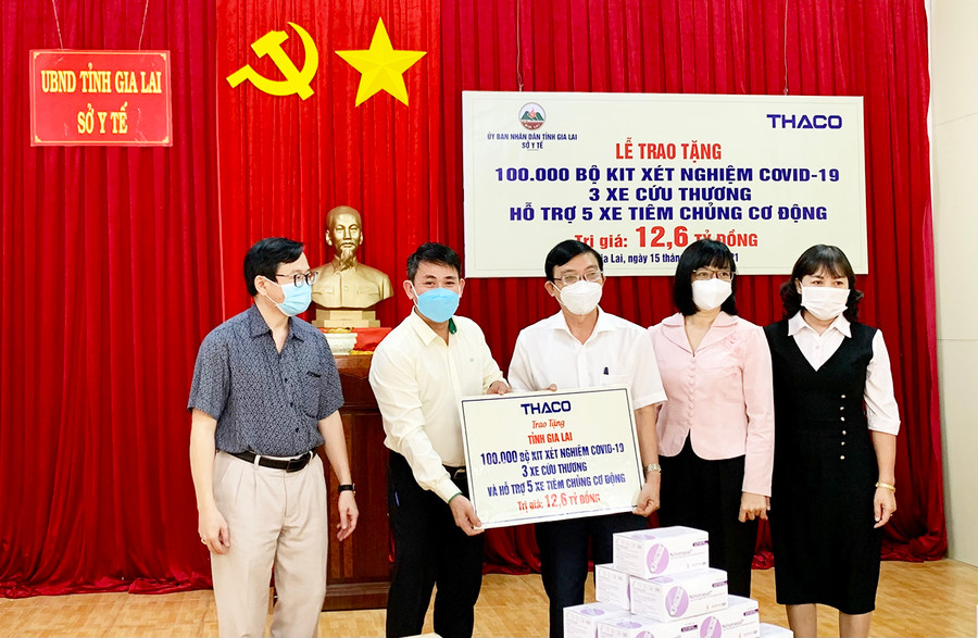 Đại diện Công ty cổ phần ô tô Trường Hải trao bảng tượng trưng hỗ trợ công tác phòng-chống dịch cho tỉnh Gia Lai. Ảnh: Như Nguyện