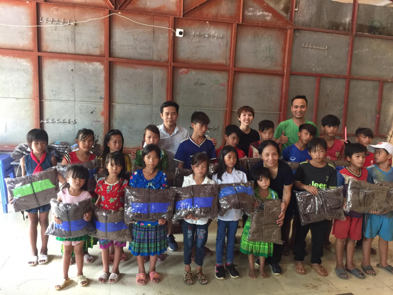 Bà Thuận trong một chuyến đi thiện nguyện vùng cao.