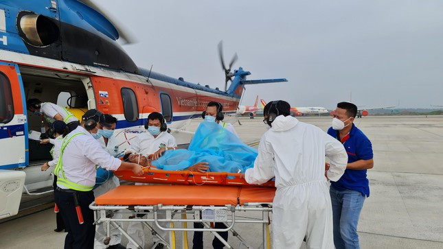 Sáng 15/11, trực thăng cấp cứu đã đáp xuống sân bay Tân Sơn Nhất an toàn Sáng 15/11, trực thăng cấp cứu đã đáp xuống sân bay Tân Sơn Nhất an toàn