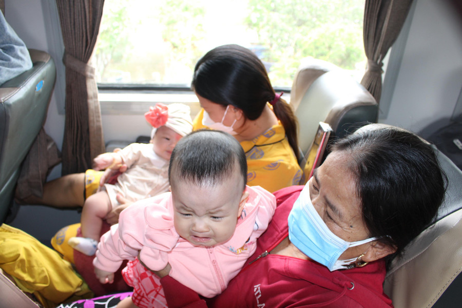 Nhiều trẻ sơ sinh và người già đi chuyến tàu chuyên biệt về Quảng Bình