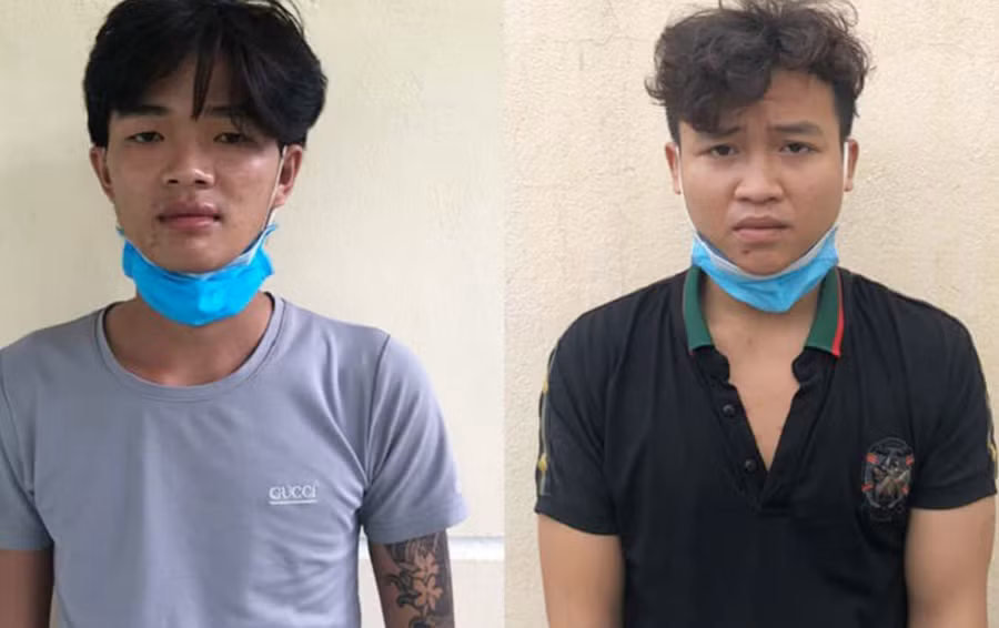  Đối tượng Tôn bìa trái) và Đạt tại cơ quan điều tra Công an huyện Phú Thiện. Ảnh: Lê Anh