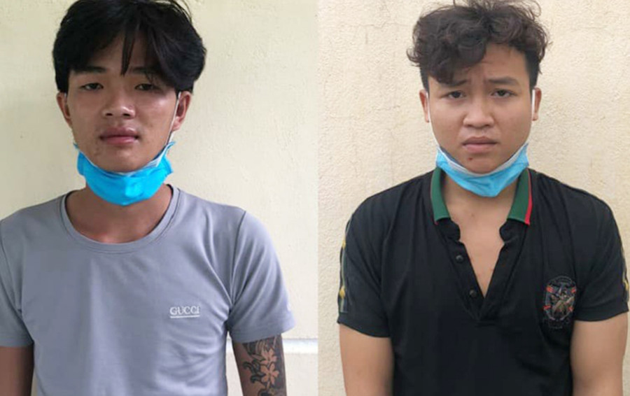 Đối tượng Tôn (bìa trái) và Đạt tại cơ quan điều tra Công an huyện Phú Thiện. Ảnh: Lê Anh  Đối tượng Tôn bìa trái) và Đạt tại cơ quan điều tra Công an huyện Phú Thiện. Ảnh: Lê Anh