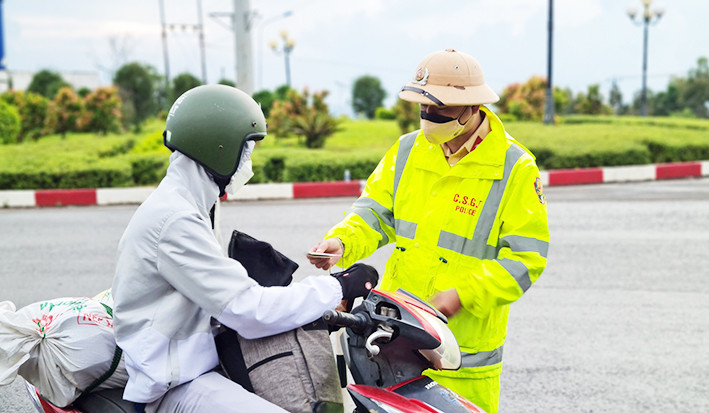 Cảnh sát Giao thông Công an TP. Pleiku kiểm tra phương tiện vào thành phố trên tuyến quốc lộ 14. Ảnh: Bá Bính  Cảnh sát Giao thông Công an TP. Pleiku kiểm tra phương tiện vào thành phố trên tuyến quốc lộ 14. Ảnh: Bá Bính