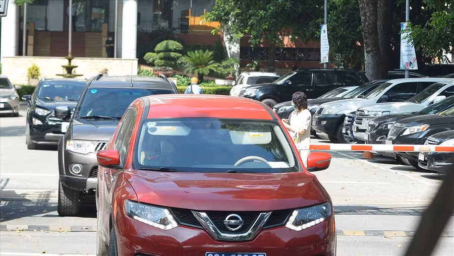 Những chiếc xe của lực lượng cảnh sát có mặt từ sáng tại trụ sở Bộ Y tế - nơi làm việc trước đó của Thứ trưởng Trương Quốc Cường, rồi rời đi sau hơn 2 tiếng. Ảnh: V.Dũng