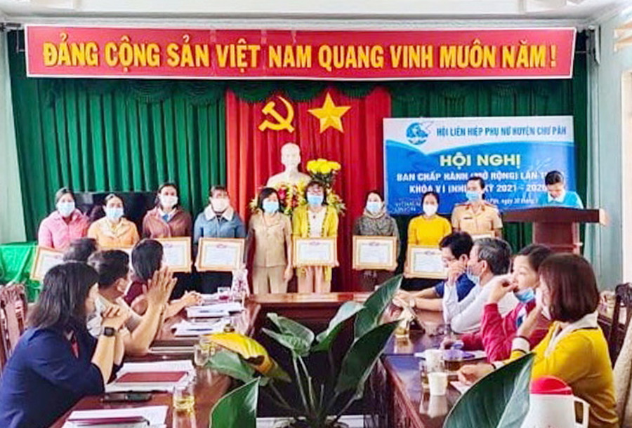 Khen thưởng các tập thể, cá nhân có nhiều đóng góp cho công tác Hội. Ảnh: Minh Châu Khen thưởng các tập thể, cá nhân có nhiều đóng góp cho công tác Hội. Ảnh: Minh Châu