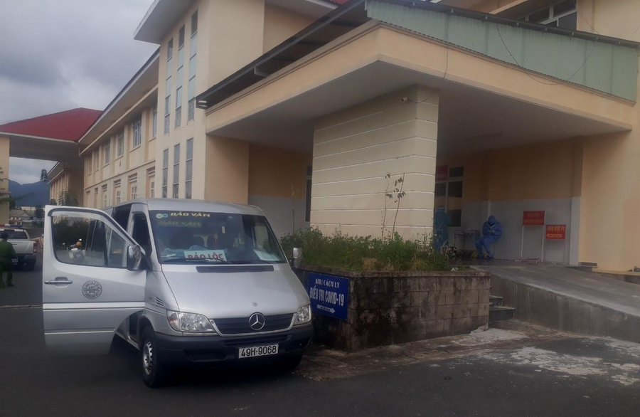 Xe khách chở bệnh nhân N.Đ.T về lại Bệnh viện Nhi Lâm Đồng. Ảnh: CTV