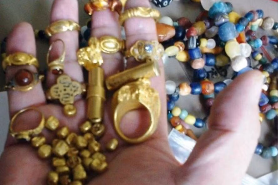 Cổ vật được trục vớt từ sông Musi, Indonesia. Ảnh chụp màn hình