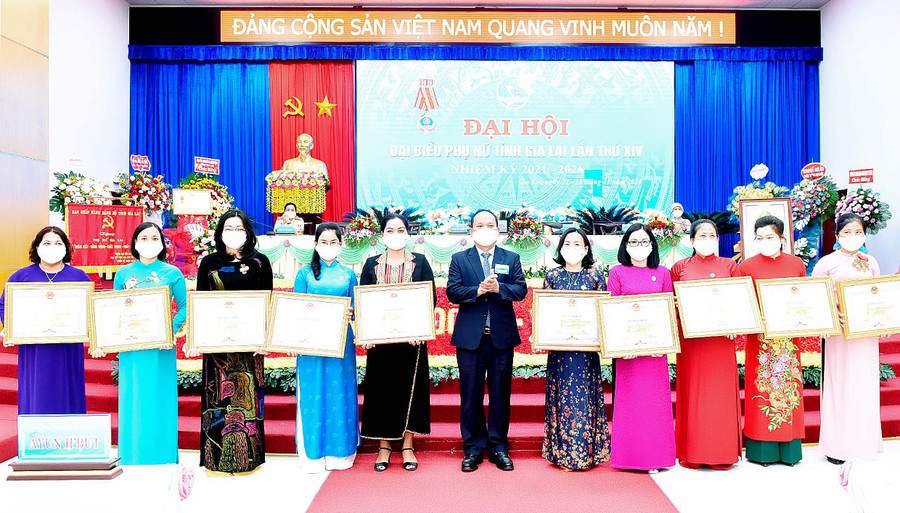 Phó Bí thư Tỉnh ủy Rah Lan Chung tặng bằng khen của UBND tỉnh cho các cá nhân có thành tích trong nhiệm kỳ qua. Ảnh: Đức Thụy