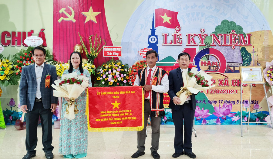 Tặng cờ thi đua "Đơn vị dẫn đầu phong trào thi đua năm 2020" của UBND tỉnh cho Nhân dân và cán bộ xã Chư Á. Ảnh: Hồng Thương Tặng cờ thi đua Đơn vị dẫn đầu phong trào thi đua năm 2020 của UBND tỉnh cho Nhân dân và cán bộ xã Chư Á. Ảnh: Hồng Thương