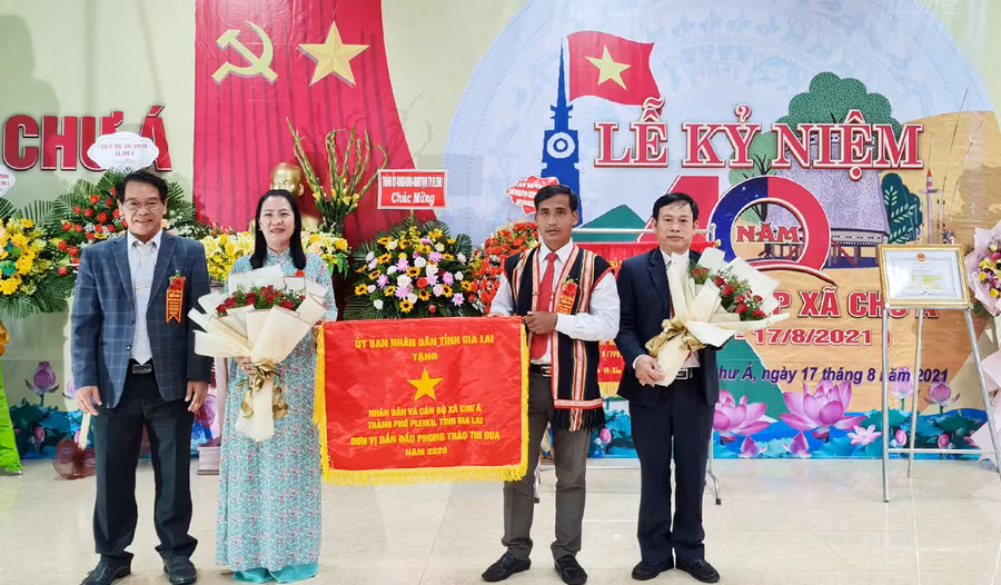 Tặng cờ thi đua Đơn vị dẫn đầu phong trào thi đua năm 2020 của UBND tỉnh cho Nhân dân và cán bộ xã Chư Á. Ảnh: Hồng Thương