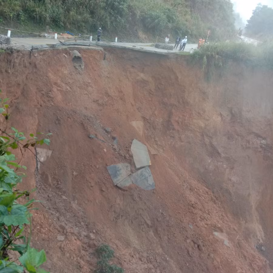 Cả con đường bị sạt lở xuống ta luy âm. Ảnh: Thiên Ân