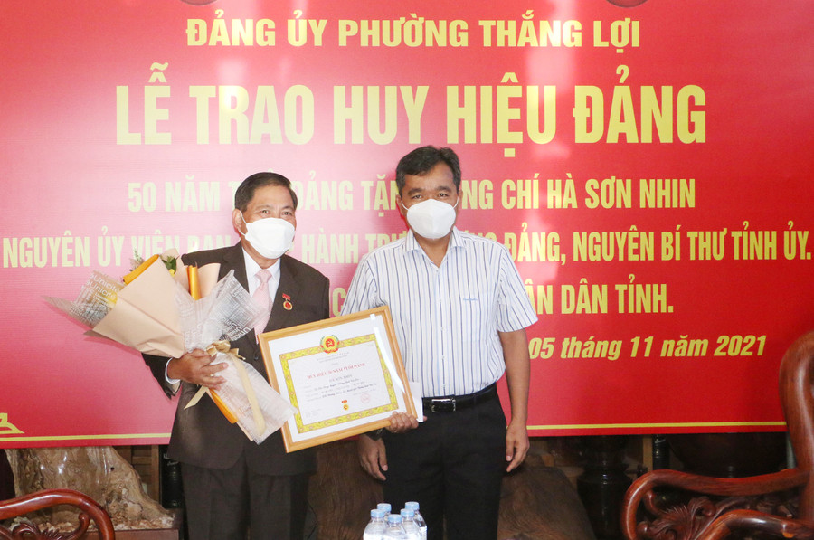 Ủy viên Ban Chấp hành Trung ương Đảng, Bí thư Tỉnh ủy, Chủ tịch HĐND tỉnh Hồ Văn Niên trao Huy hiệu 50 năm tuổi Đảng cho đồng chí Hà Sơn Nhin. Ảnh: Quang Tấn Ủy viên Ban Chấp hành Trung ương Đảng, Bí thư Tỉnh ủy, Chủ tịch HĐND tỉnh Hồ Văn Niên trao Huy hiệu 50 năm tuổi Đảng cho đồng chí Hà Sơn Nhin. Ảnh: Tấn Thi