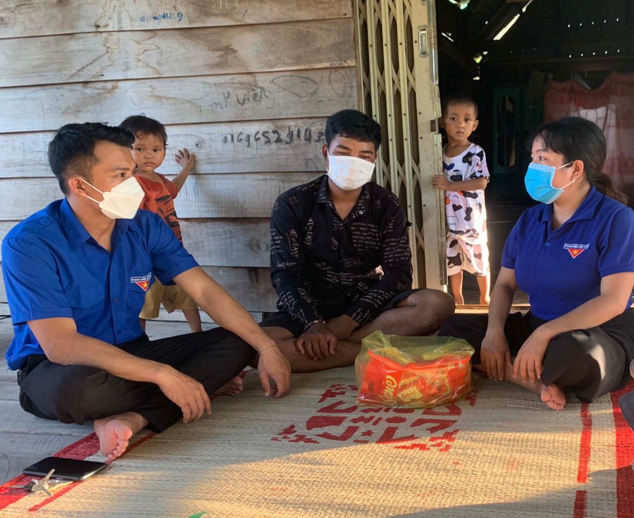 Đội thanh niên tình nguyện “Thắp sáng niềm tin” đến thăm hỏi, động viên anh R’Ô Cao (thứ 2 từ trái qua, buôn Biah A, xã Ia Tul). Ảnh: Vũ Chi