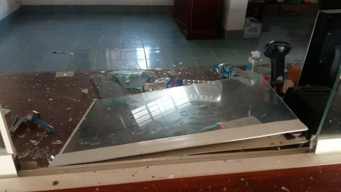 Tấm gương bị đập vỡ