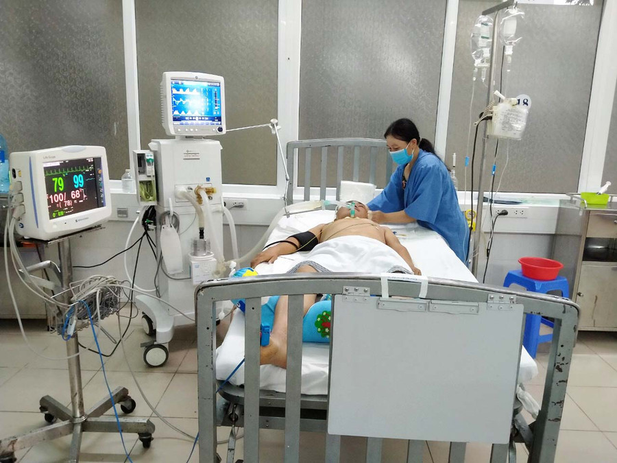 Chị Trần Thị Kiều chăm sóc chồng tại bệnh viện (ảnh nhân vật cung cấp). 