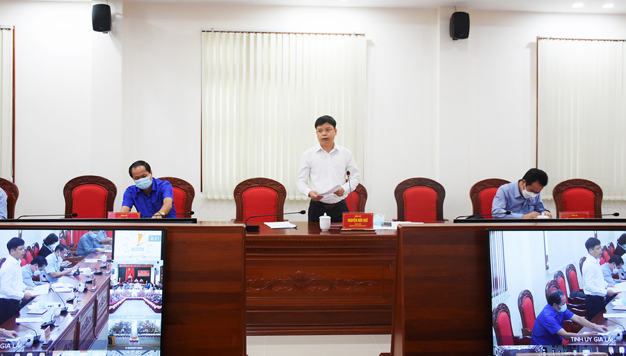 Giám đốc Sở Kế hoạch và Đầu tư Nguyễn Hữu Quế tham gia phát biểu tại hội nghị. Ảnh: Minh Nguyễn Giám đốc Sở Kế hoạch và Đầu tư Nguyễn Hữu Quế tham gia phát biểu tại hội nghị. Ảnh: Minh nguyễn