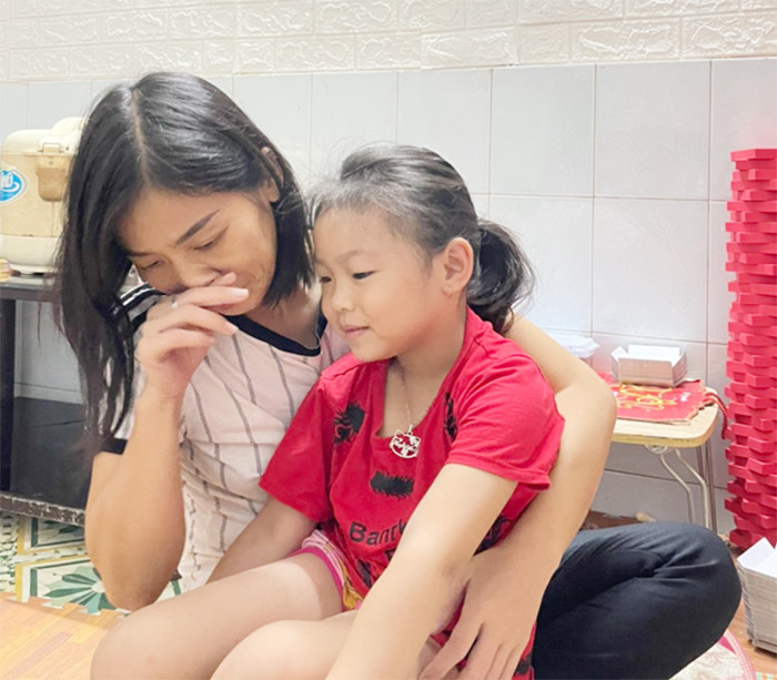 Chị Huyền và con gái hiện sống nhờ trong căn nhà của bố đẻ.