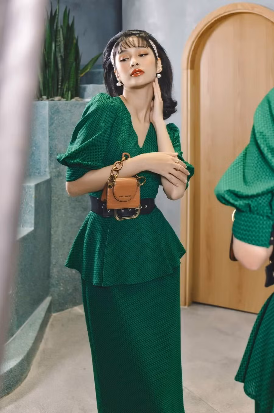 Phụ kiện phối cùng những set đồ mùa lễ là bí quyết quan trọng mà các nhà thiết kế Lê House muốn gợi ý cho tín đồ của mình.