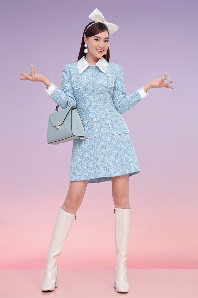 Phong cách của cô mang hơi thở những năm 1960, để phù hợp mọi vóc dáng, cô phối bốt da trắng. 