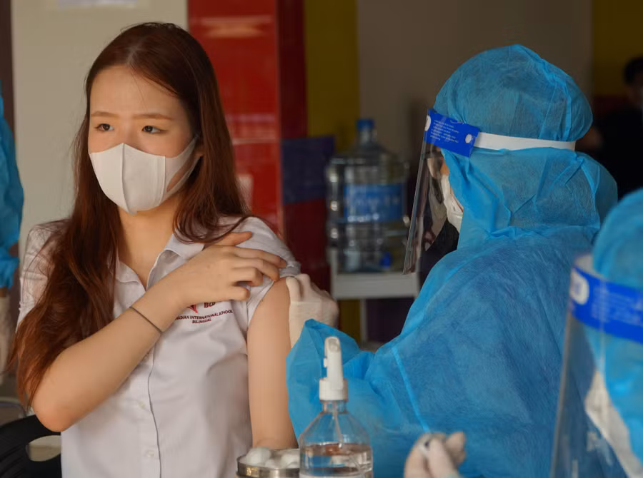 Học sinh một trường quốc tế tiêm vắc xin phòng Covid-19 - Ảnh: Lê Nam Học sinh một trường quốc tế tiêm vắc xin phòng Covid-19 - Ảnh: Lê Nam