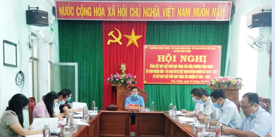 Huyện Phú Thiện tổ chức hội nghị tổng kết 5 năm thực hiện Quy chế phối hợp công tác giữa HĐND, UBND và Ủy ban MTTQ Việt Nam huyện nhiệm kỳ 2016-2021. Ảnh: Hoa Mai