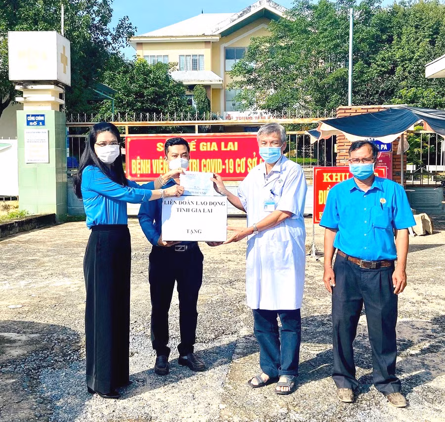Bà Trần Lệ Nhung (phía trái)-Chủ tịch LĐLĐ tỉnh thăm, tặng quà đội ngũ y-bác sĩ tại Trung tâm y tế huyện Ia Pa. Ảnh: Đinh Yến