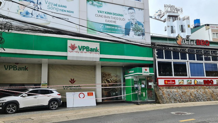 Ngân hàng cũng đóng cửa, giăng dây vì có F0 vào giao dịch. Ảnh: Lâm Viên