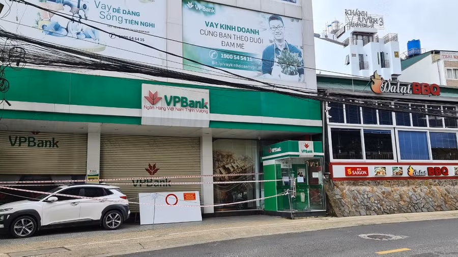 Ngân hàng cũng đóng cửa, giăng dây vì có F0 vào giao dịch. Ảnh: Lâm Viên