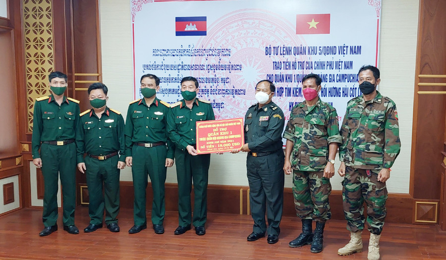 Thiếu tướng Trương Thiên Tô trao kinh phí hỗ trợ của Chính phủ Việt Nam và Quân khu 5 cho đại diện Quân khu 1 (Quân đội Hoàng gia Campuchia). Ảnh: Thanh Tuyền