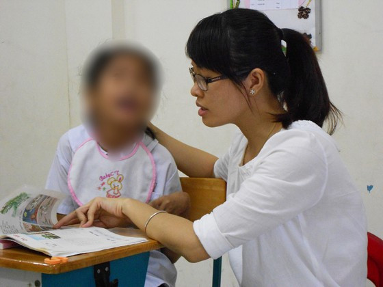 Cô giáo trẻ Đinh Lan Phương và học trò của mình (Ảnh chụp ở thời điểm dịch Covid-19 chưa bùng phát trong cộng đồng)