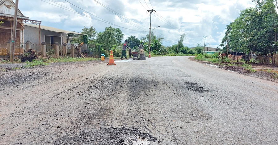 Công nhân thuộc đơn vị thi công Gói thầu số 1 Dự án Cải tạo Tỉnh lộ 665 đang thực hiện vá sửa một số điểm hư hỏng trên tuyến. Ảnh: Lê Hòa