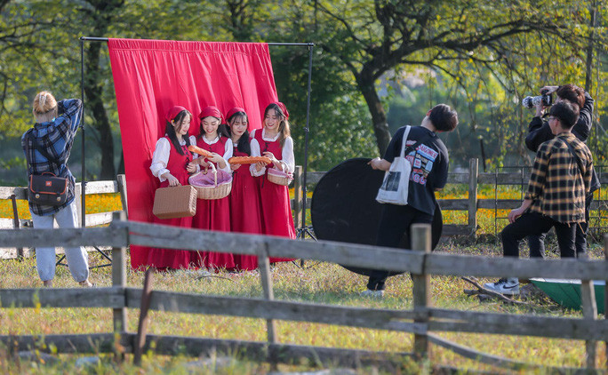 Nhiều bạn trẻ chọn cho mình những phong cách chụp ảnh đáng yêu, lưu giữ tuổi thanh xuân tại Phim trường Thảo nguyên Long Biên