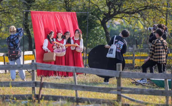 Nhiều bạn trẻ chọn cho mình những phong cách chụp ảnh đáng yêu, lưu giữ tuổi thanh xuân tại Phim trường Thảo nguyên Long Biên