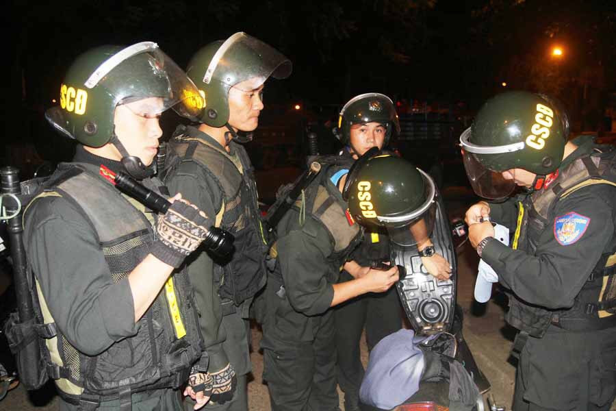 Cán bộ, chiến sĩ Phòng Cảnh sát Cơ động Công an tỉnh tuần tra đảm bảo an ninh trật tự, an toàn xã hội vào ban đêm tại TP. Pleiku. Ảnh: Lê Văn Ngọc