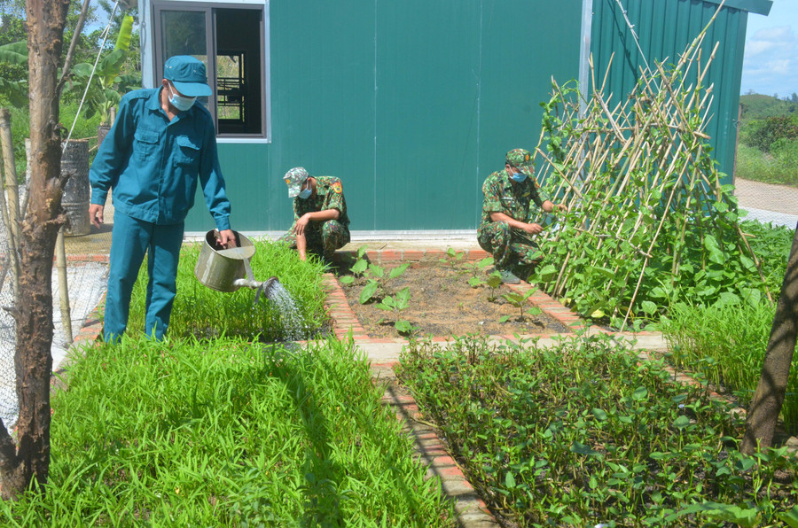 Cán bộ, chiến sĩ chốt số 3 Đồn Biên phòng Cửa khẩu Quốc tế Lệ Thanh (huyện Đức Cơ) tăng gia sản xuất. Ảnh: Thùy Dương