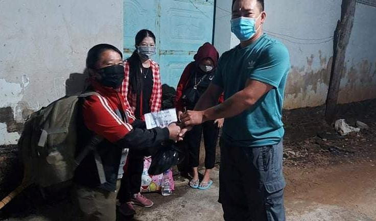Nhóm SOS Buôn Ma Thuột tặng lộ phí cho nhóm lao động lên đường về Hà Giang. Ảnh: NVCC Nhóm SOS Buôn Ma Thuột tặng lộ phí cho nhóm lao động lên đường về Hà Giang. Ảnh: NVCC
