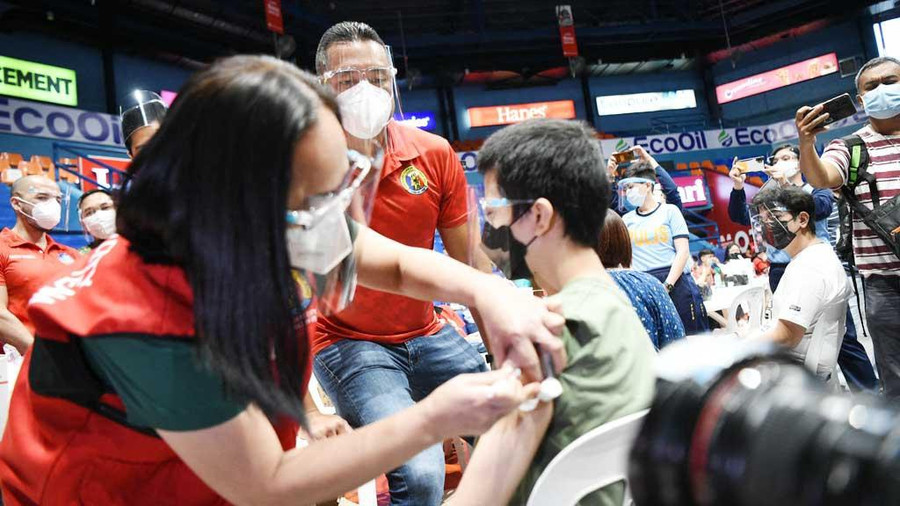 Tiêm vắc xin cho nhóm người từ 12 - 17 tuổi ở Philippines ngày 3.11. Ảnh: AFP