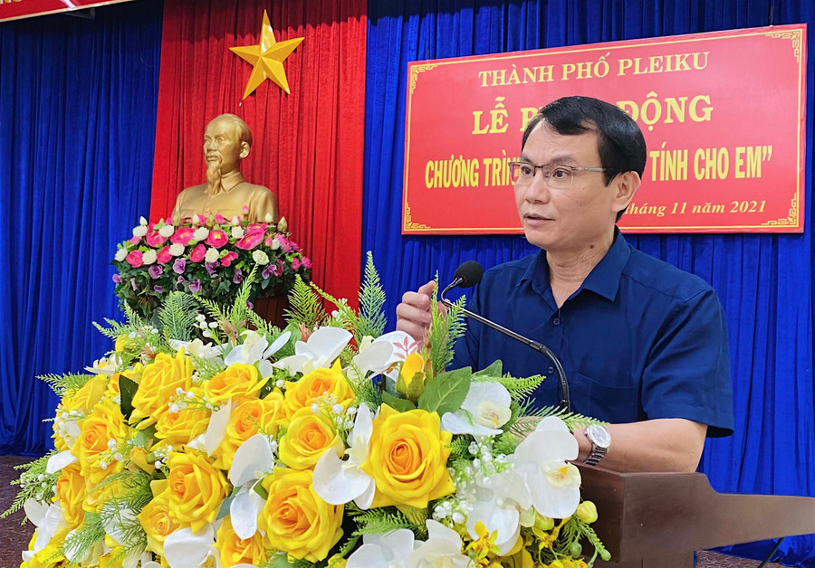 Bí thư Thành ủy Pleiku Trịnh Duy Thuân phát biểu tại lễ phát động. Ảnh: Mộc Trà