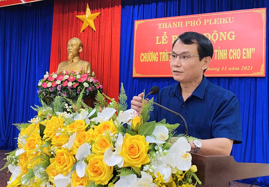 Bí thư Thành ủy Pleiku Trịnh Duy Thuân phát biểu tại lễ phát động. Ảnh: Mộc Trà