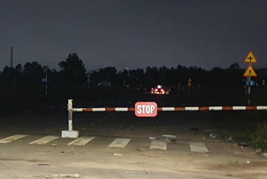 Công an phong tỏa hiện trường khám nghiệm khu vực phát hiện thi thể.