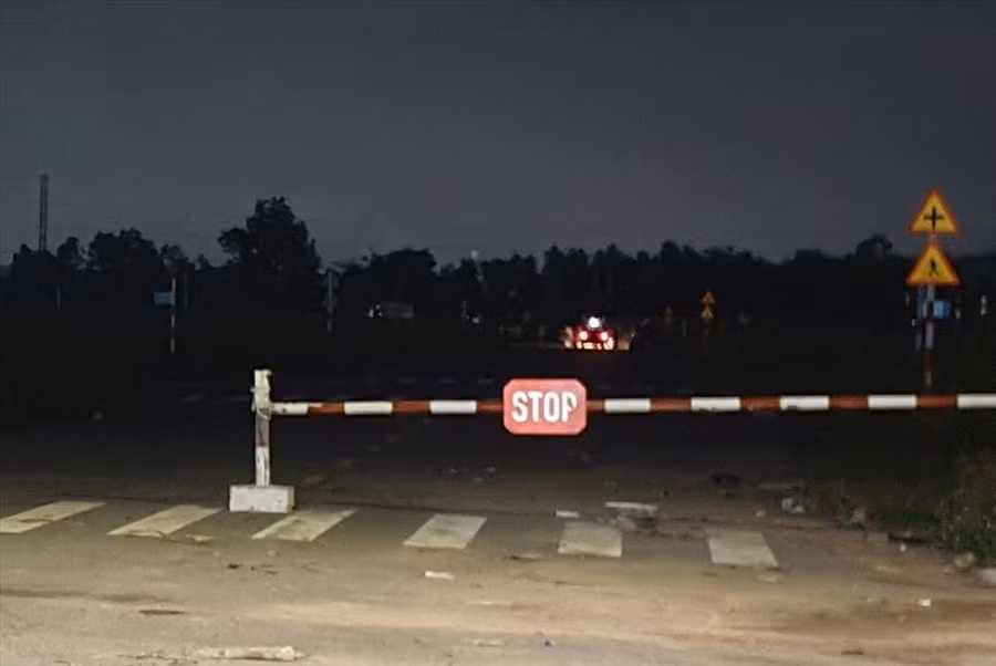 Công an phong tỏa hiện trường khám nghiệm khu vực phát hiện thi thể.