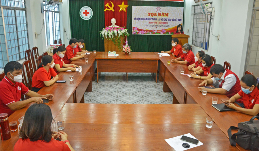  Quang cảnh buổi tọa đàm kỷ niệm 75 năm ngày thành lập Hội CTĐ Việt Nam tại Hội CTĐ tỉnh. Ảnh: Hoàng Minh