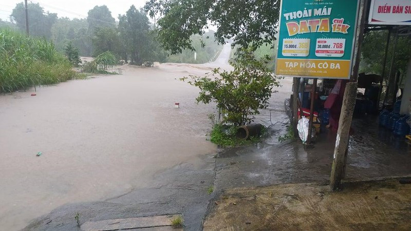 Một tuyến đường giao thông tại huyện M’Đrắk bị ngập gây chia cắt. Ảnh: T.L