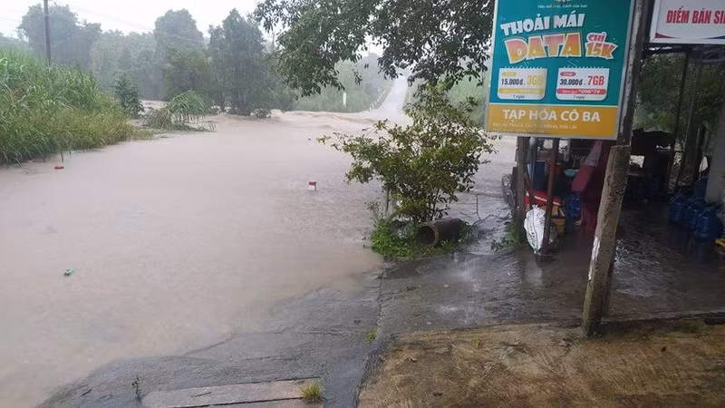 Một tuyến đường giao thông tại huyện M’Đrắk bị ngập gây chia cắt. Ảnh: T.L