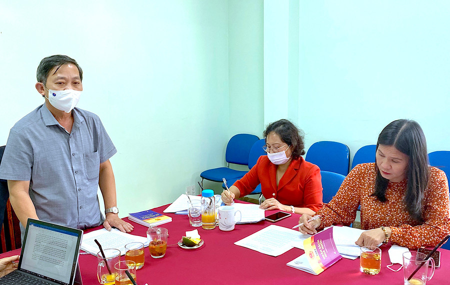 Ông Huỳnh Thế Mạnh-Ủy viên Ban Thường vụ Tỉnh ủy, Trưởng ban Tuyên giáo Tỉnh ủy, Trưởng ban Văn hóa-Xã hội HĐND tỉnh phát biểu tại buổi thẩm tra. Ảnh: Mộc Trà