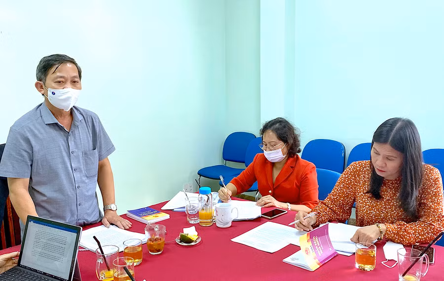 Ông Huỳnh Thế Mạnh-Ủy viên Ban Thường vụ Tỉnh ủy, Trưởng ban Tuyên giáo Tỉnh ủy, Trưởng ban Văn hóa-Xã hội HĐND tỉnh phát biểu tại buổi thẩm tra. Ảnh: Mộc Trà