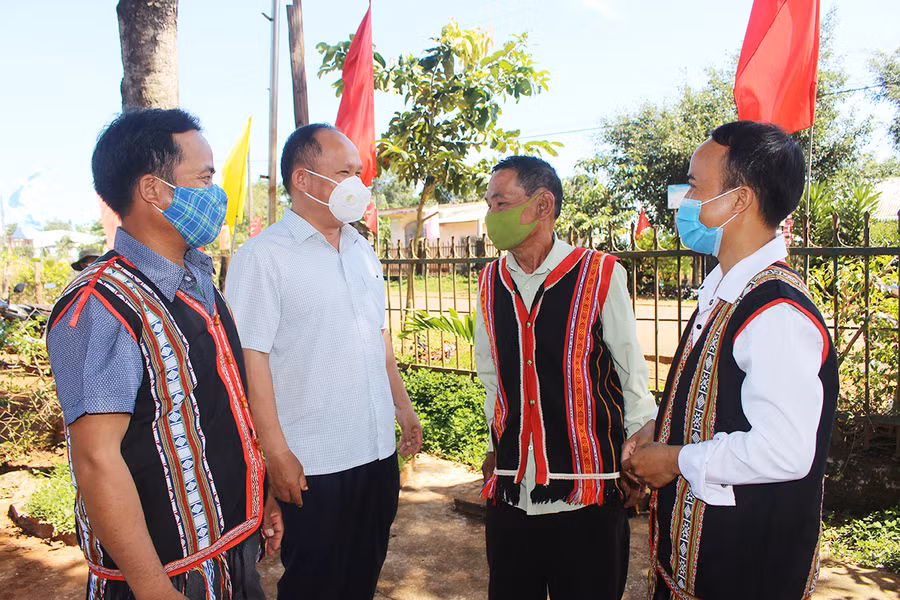 Phó Bí thư Tỉnh ủy Rah Lan Chung (thứ 2 từ trái qua) trò chuyện cùng người dân làng O Ngol (xã Ia Vê, huyện Chư Prông). Ảnh: Phan Lài Phó Bí thư Tỉnh ủy Rah Lan Chung (thứ 2 từ trái qua) trò chuyện cùng người dân làng O Ngol (xã Ia Vê, huyện Chư Prông). Ảnh: Phan Lài