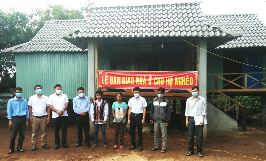  Phòng Lao động-Thương binh và Xã hội huyện Chư Păh cùng đại diện Liên các tổ chức hữu nghị Việt Nam trao nhà cho gia đình ông Beng. Ảnh: Đinh Yến