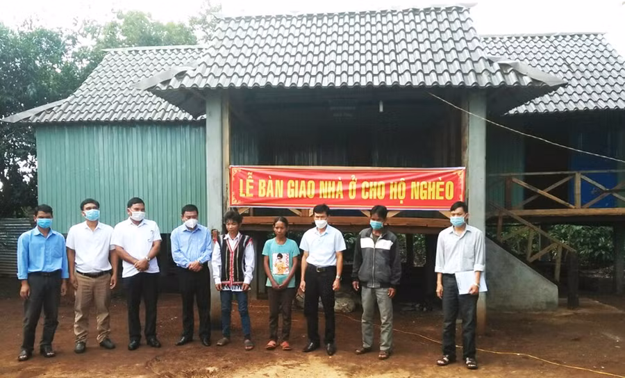  Phòng Lao động-Thương binh và Xã hội huyện Chư Păh cùng đại diện Liên các tổ chức hữu nghị Việt Nam trao nhà cho gia đình ông Beng. Ảnh: Đinh Yến