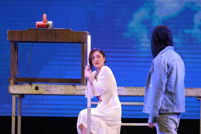 Diễn viên Thu Quỳnh và Thanh Sơn diễn trong lễ kỷ niệm 100 năm sân khấu kịch nói Việt Nam.